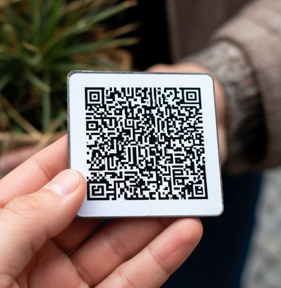 Что делать, если табличка с QR-кодом отклеилась: причины и решение